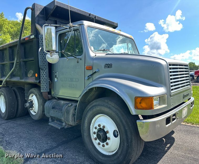 image for item LR9404 1999 International  F4900 dump truck