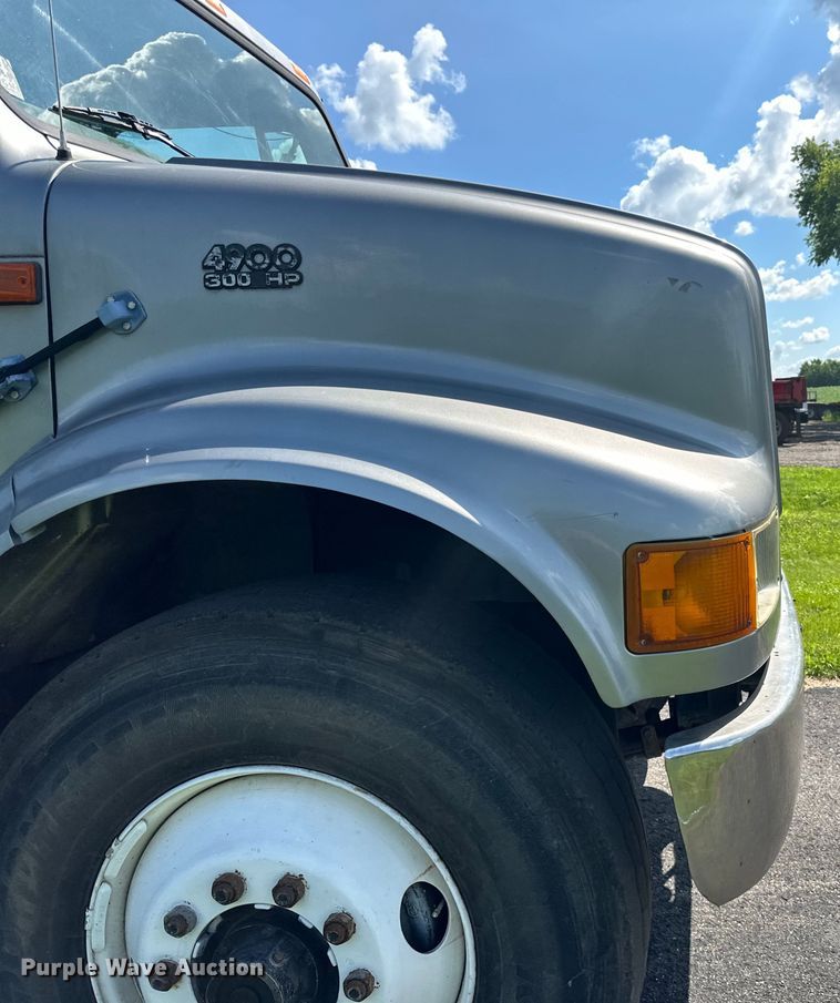 image for item LR9404 1999 International  F4900 dump truck