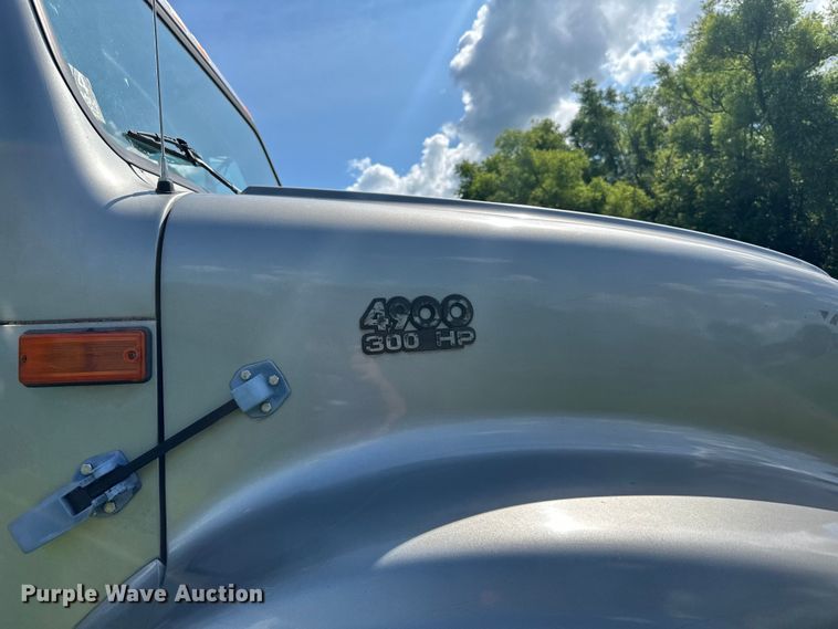 image for item LR9404 1999 International  F4900 dump truck