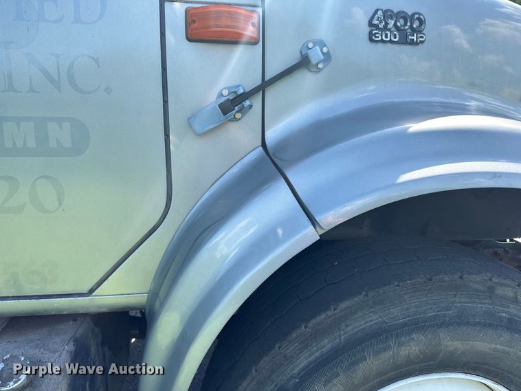 image for item LR9404 1999 International  F4900 dump truck