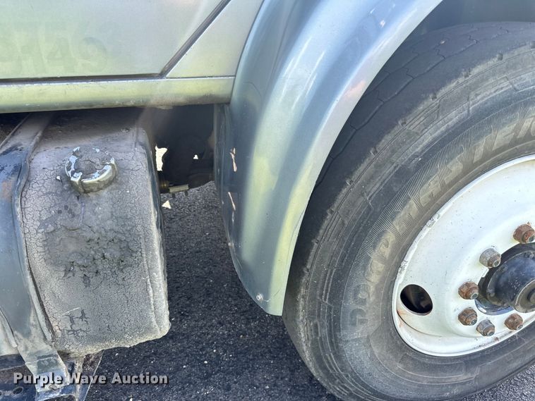 image for item LR9404 1999 International  F4900 dump truck