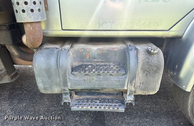 image for item LR9404 1999 International  F4900 dump truck