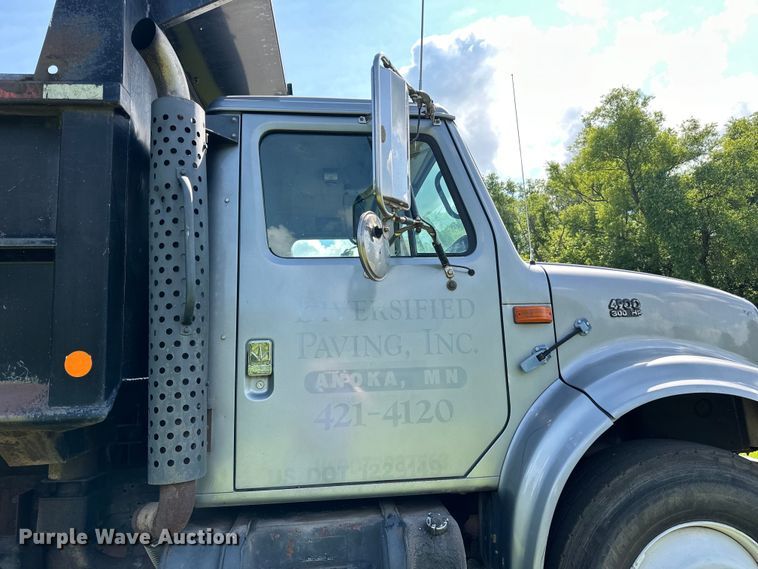 image for item LR9404 1999 International  F4900 dump truck