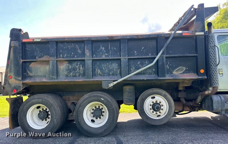 image for item LR9404 1999 International  F4900 dump truck