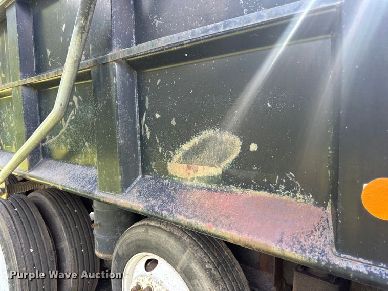 image for item LR9404 1999 International  F4900 dump truck