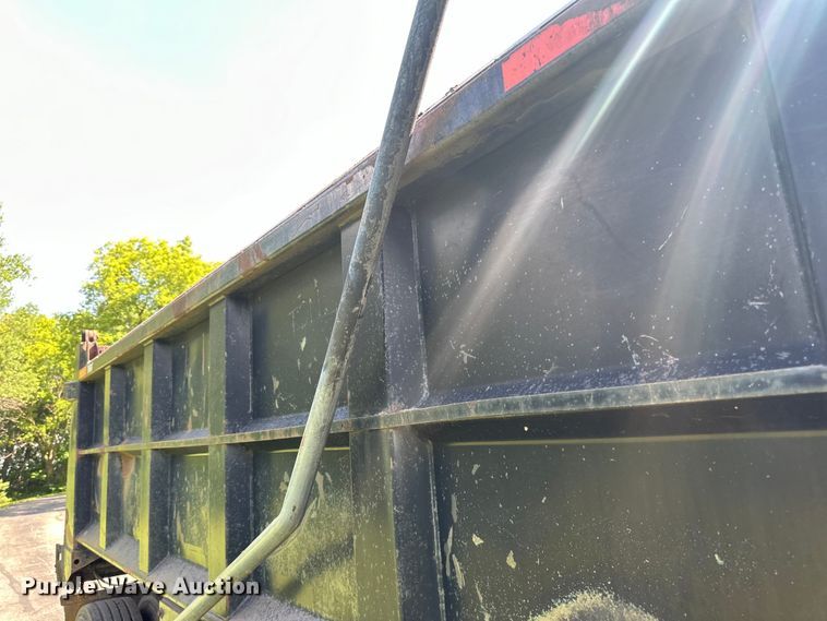 image for item LR9404 1999 International  F4900 dump truck