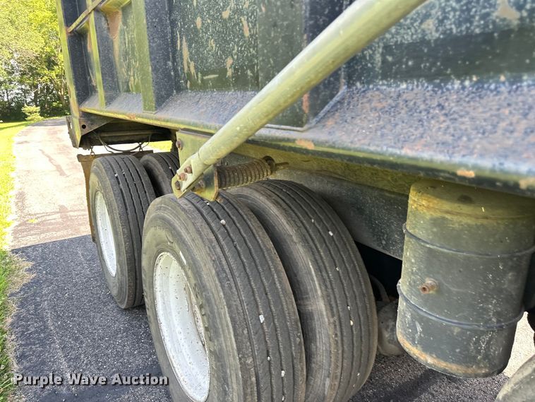 image for item LR9404 1999 International  F4900 dump truck