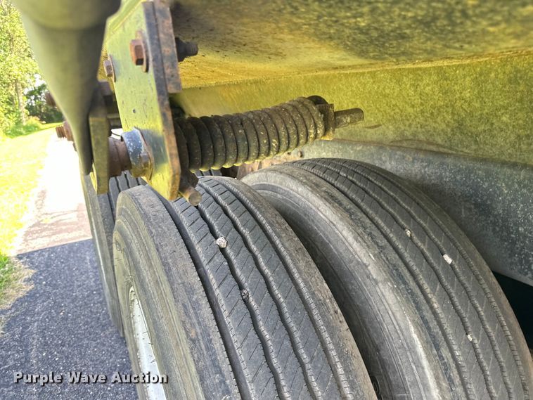 image for item LR9404 1999 International  F4900 dump truck