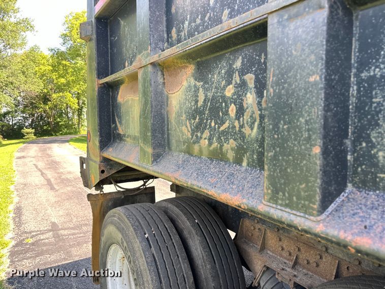 image for item LR9404 1999 International  F4900 dump truck