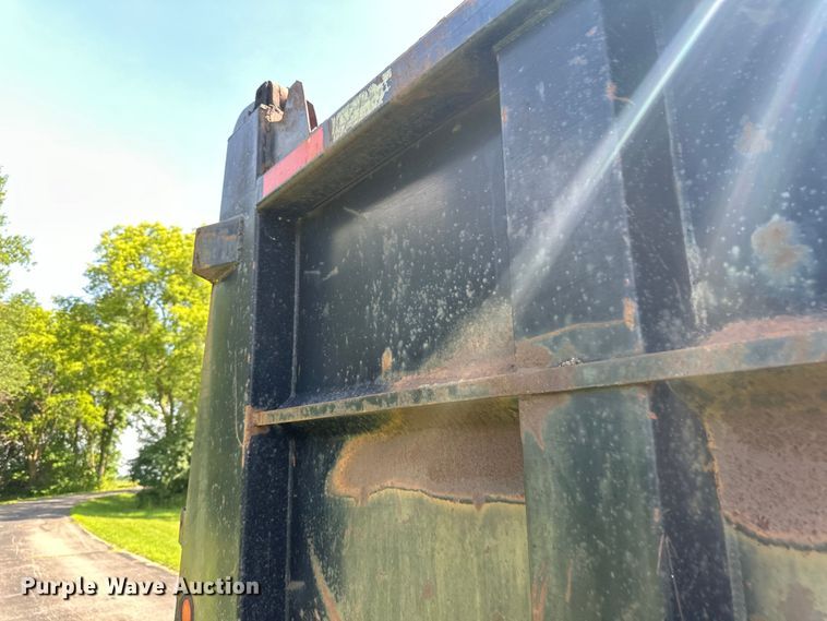 image for item LR9404 1999 International  F4900 dump truck