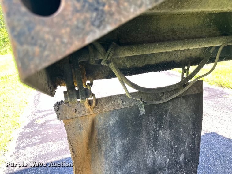 image for item LR9404 1999 International  F4900 dump truck