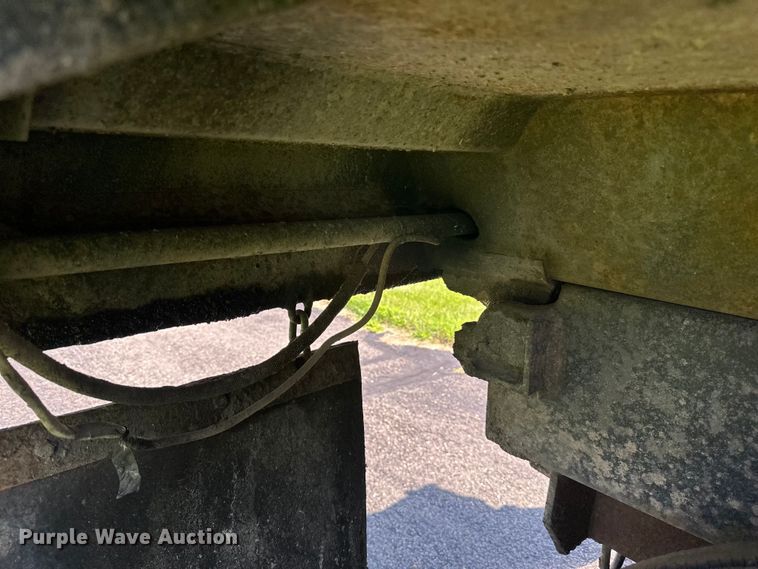 image for item LR9404 1999 International  F4900 dump truck