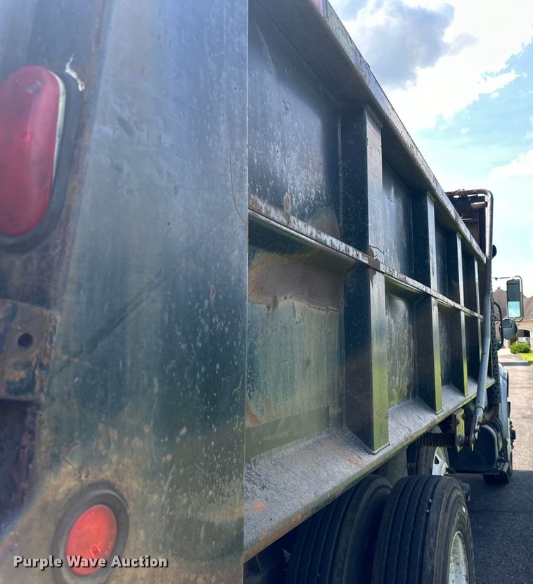 image for item LR9404 1999 International  F4900 dump truck