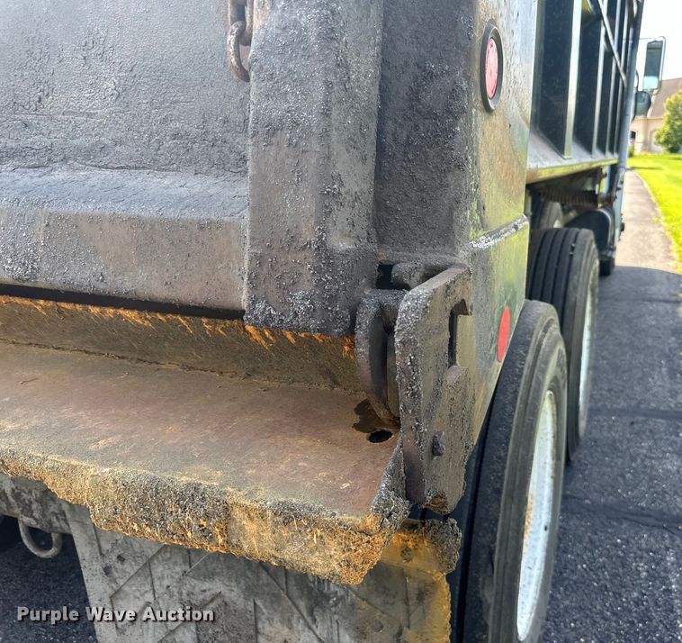 image for item LR9404 1999 International  F4900 dump truck