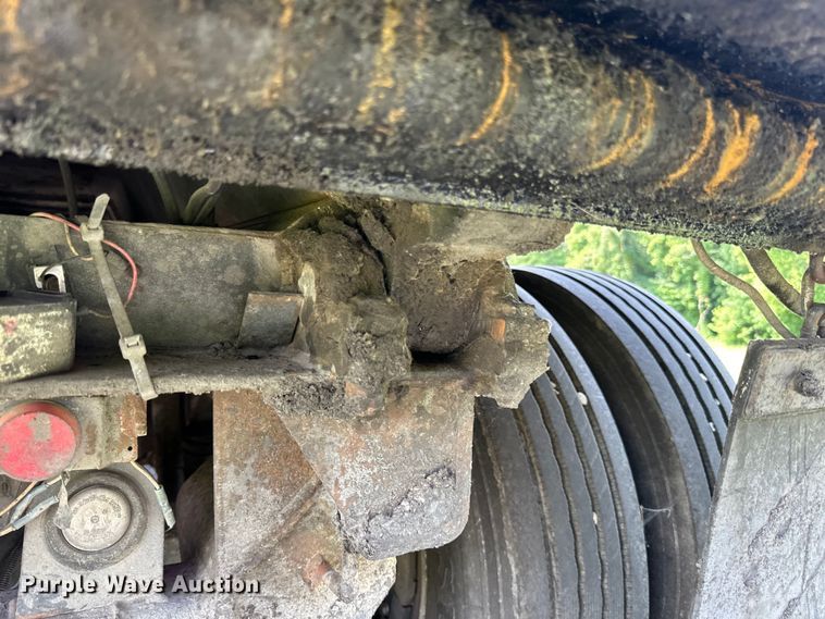 image for item LR9404 1999 International  F4900 dump truck