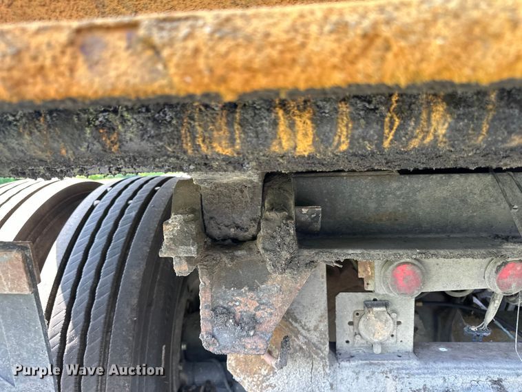 image for item LR9404 1999 International  F4900 dump truck