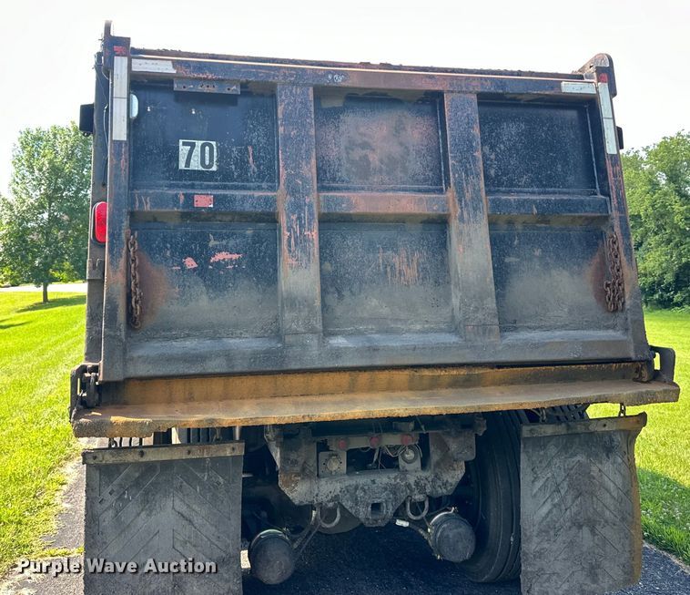 image for item LR9404 1999 International  F4900 dump truck