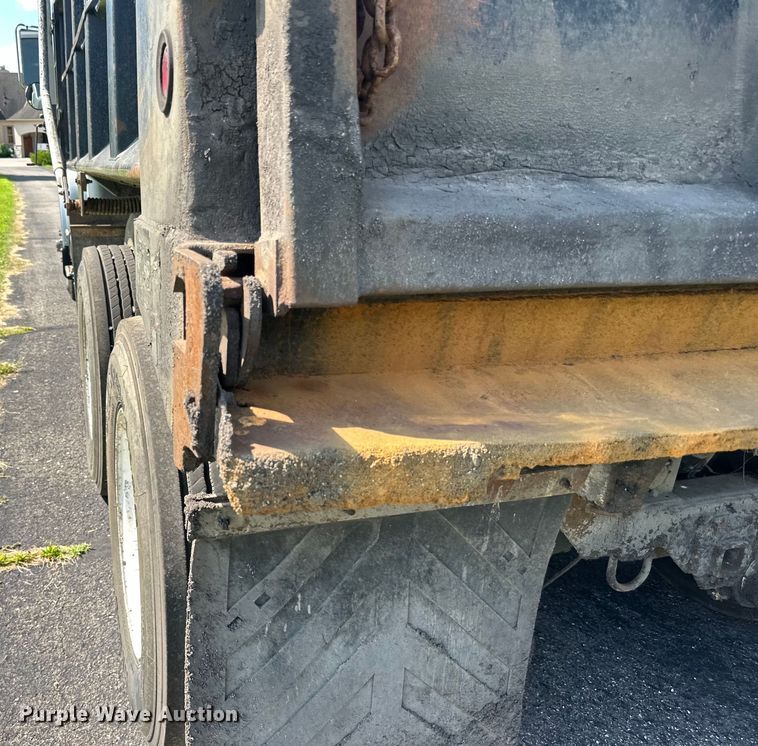 image for item LR9404 1999 International  F4900 dump truck