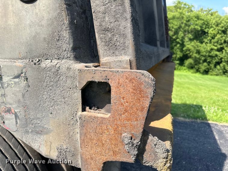 image for item LR9404 1999 International  F4900 dump truck