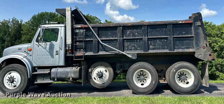 image for item LR9404 1999 International  F4900 dump truck