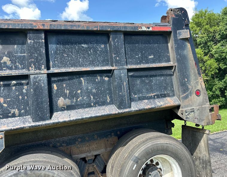 image for item LR9404 1999 International  F4900 dump truck