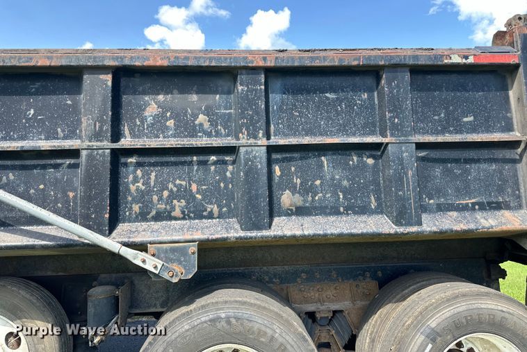 image for item LR9404 1999 International  F4900 dump truck