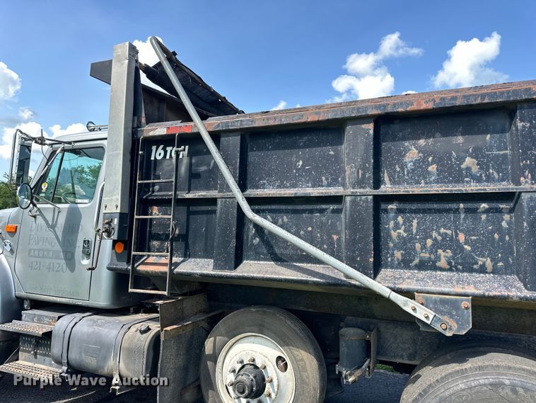 image for item LR9404 1999 International  F4900 dump truck