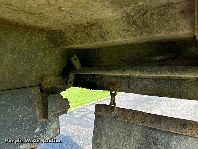 image for item LR9404 1999 International  F4900 dump truck