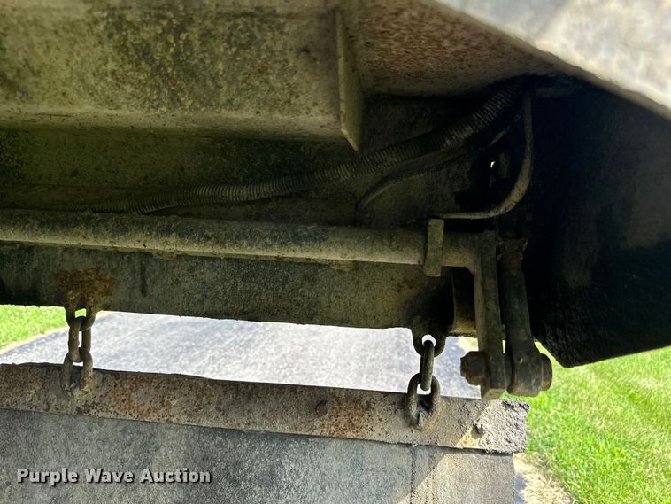 image for item LR9404 1999 International  F4900 dump truck