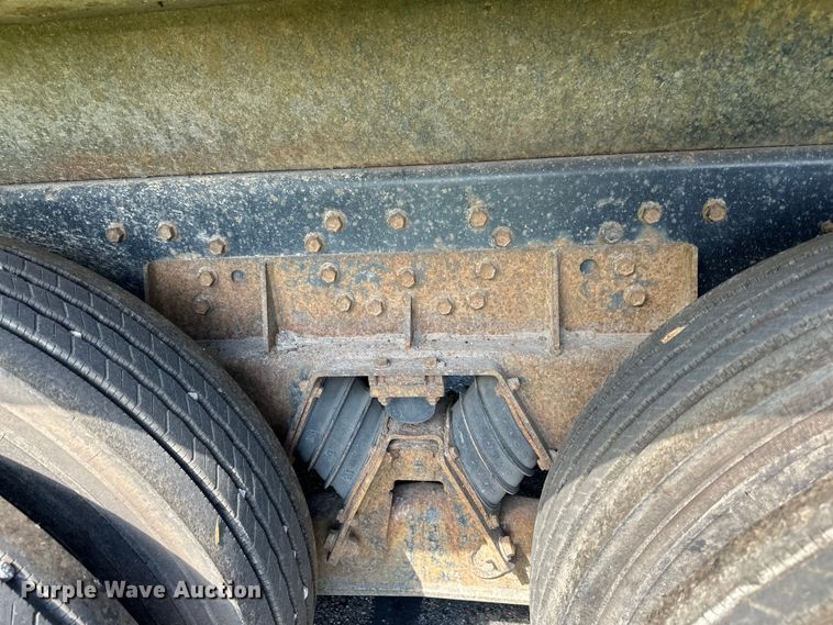 image for item LR9404 1999 International  F4900 dump truck