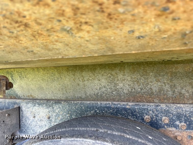 image for item LR9404 1999 International  F4900 dump truck