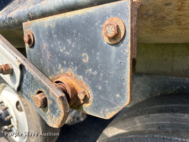 image for item LR9404 1999 International  F4900 dump truck