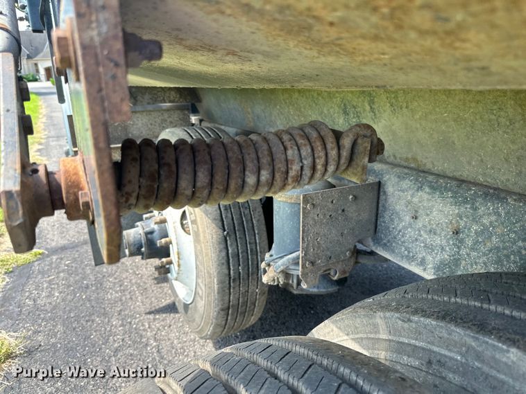 image for item LR9404 1999 International  F4900 dump truck