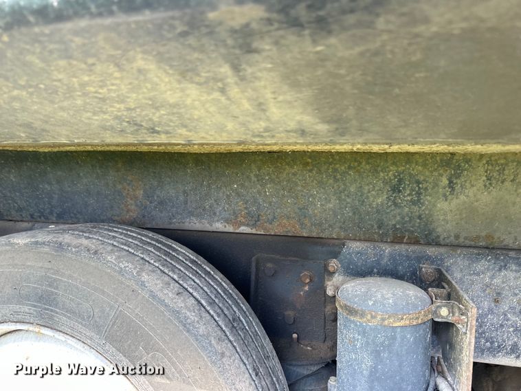 image for item LR9404 1999 International  F4900 dump truck