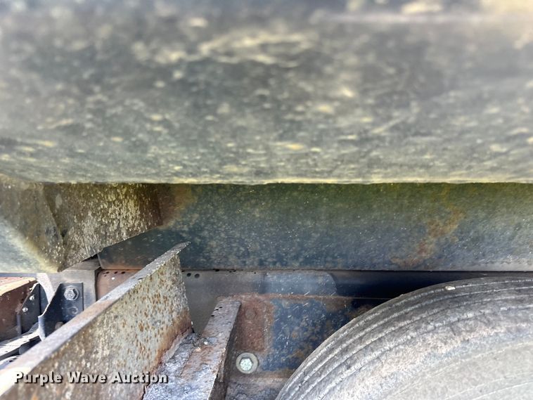 image for item LR9404 1999 International  F4900 dump truck