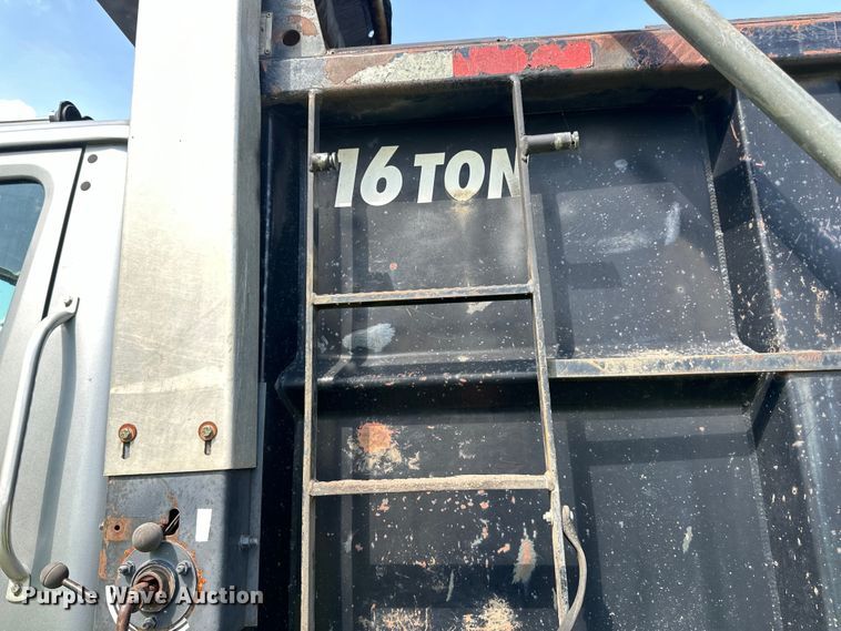 image for item LR9404 1999 International  F4900 dump truck