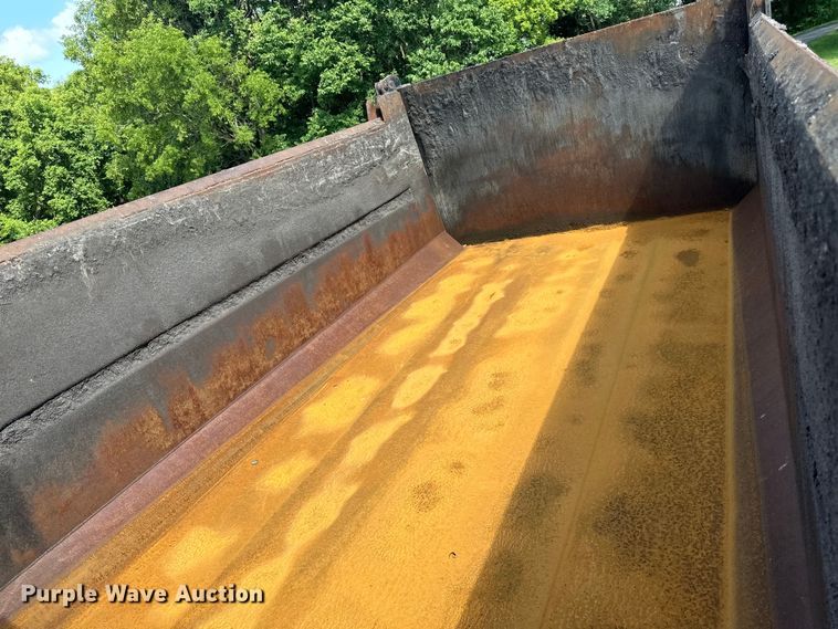 image for item LR9404 1999 International  F4900 dump truck