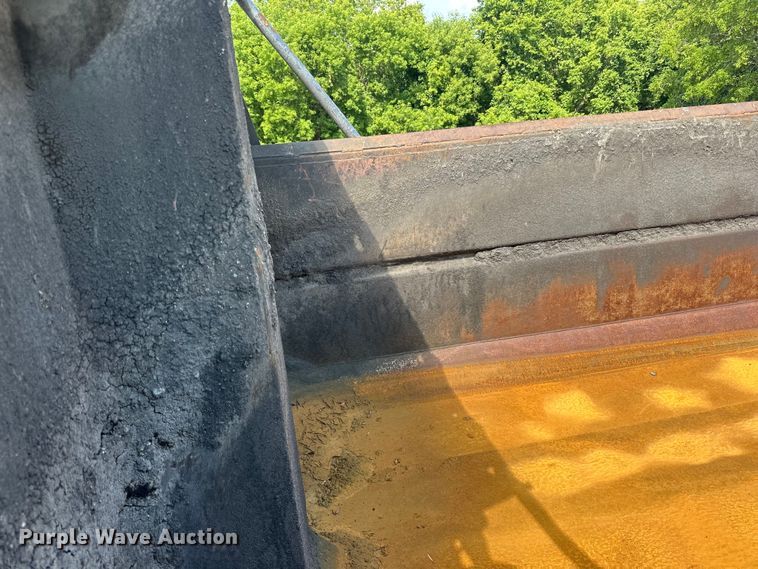 image for item LR9404 1999 International  F4900 dump truck