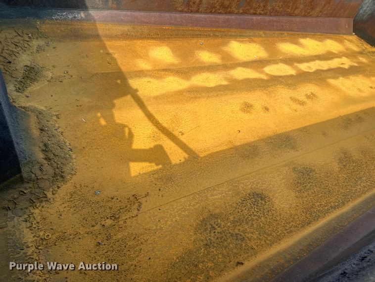 image for item LR9404 1999 International  F4900 dump truck