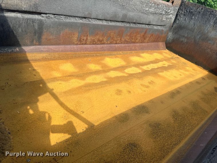 image for item LR9404 1999 International  F4900 dump truck