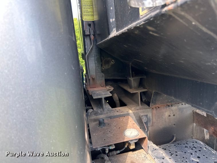 image for item LR9404 1999 International  F4900 dump truck