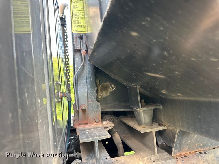 image for item LR9404 1999 International  F4900 dump truck