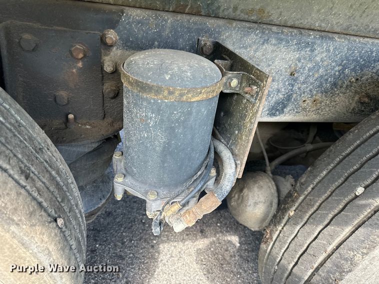 image for item LR9404 1999 International  F4900 dump truck