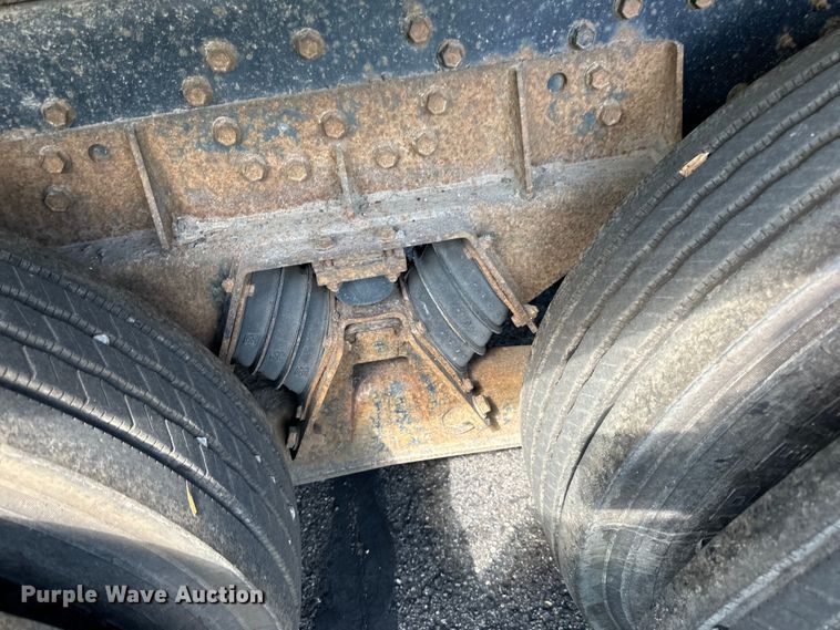 image for item LR9404 1999 International  F4900 dump truck