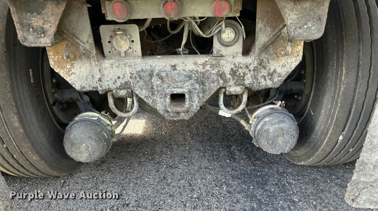 image for item LR9404 1999 International  F4900 dump truck