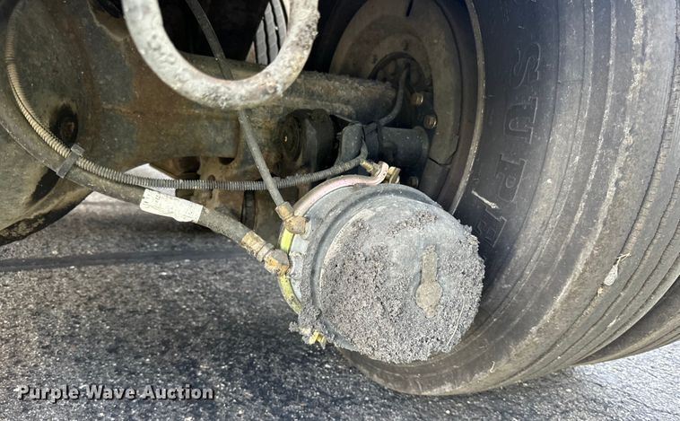 image for item LR9404 1999 International  F4900 dump truck