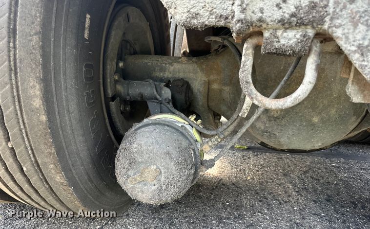 image for item LR9404 1999 International  F4900 dump truck