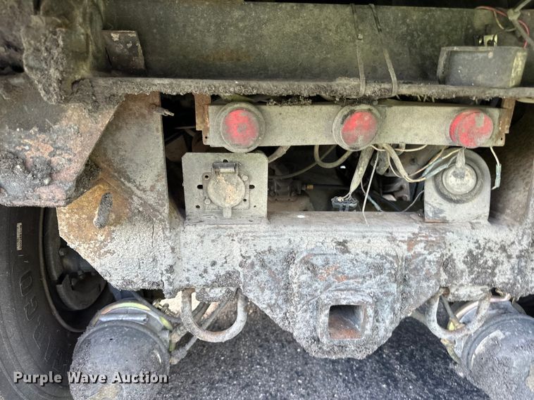 image for item LR9404 1999 International  F4900 dump truck