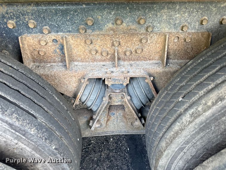 image for item LR9404 1999 International  F4900 dump truck