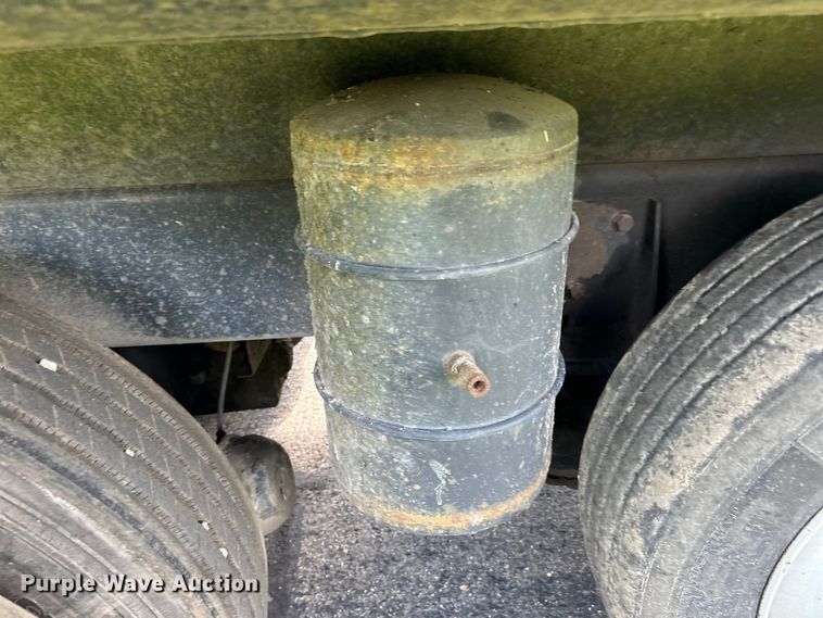 image for item LR9404 1999 International  F4900 dump truck